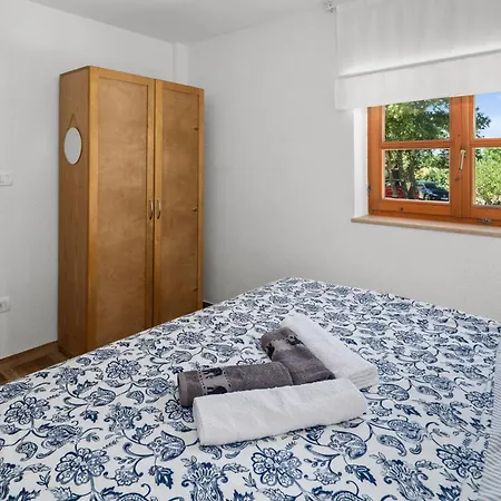 2 Bedroom Beautiful In Casa de Férias *