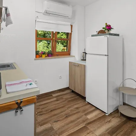 2 Bedroom Beautiful In Casa de Férias