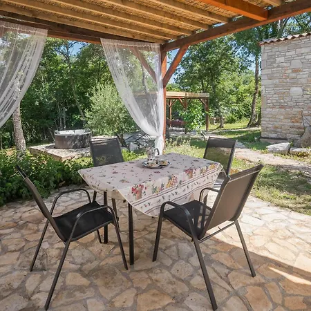 2 Bedroom Beautiful In Casa de Férias